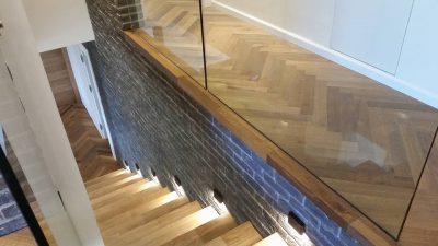 פרקט פישבון משולב במדרגות