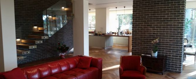 פרקט פישבון משולב במדרגות