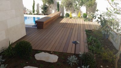 דק סינטטי מסביב לבריכה