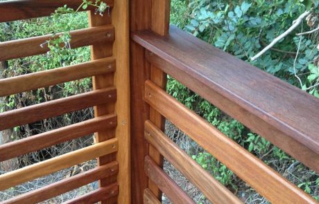 דק קמרו במרפסת בגבעת דאונס חיפה