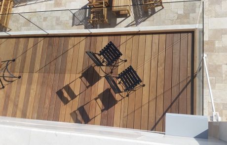 דק איפאה עם ריצוף טרוורטין