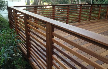 דק קמרו במרפסת בגבעת דאונס חיפה