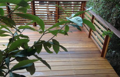 דק קמרו במרפסת בגבעת דאונס חיפה