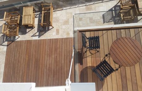 דק איפאה עם ריצוף טרוורטין