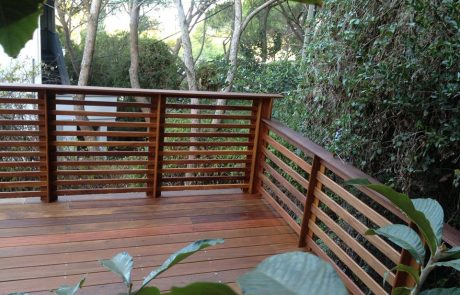 דק קמרו במרפסת בגבעת דאונס חיפה