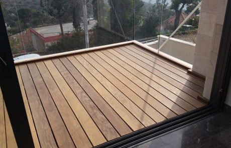 דק איפאה עם ריצוף טרוורטין