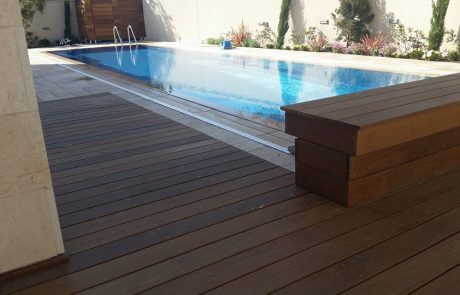 דק סינטטי מסביב לבריכה