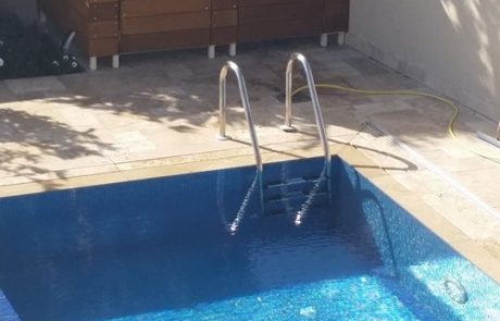 דק איפאה עם ריצוף טרוורטין