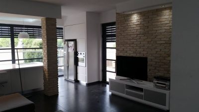 קיר בריקים לטלוויזיה, חיפוי בריקים מאחורי טלוויזיה - בריק ועץ עושים בתים יפים