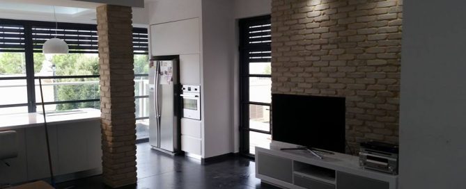 קיר בריקים לטלוויזיה, חיפוי בריקים מאחורי טלוויזיה - בריק ועץ עושים בתים יפים