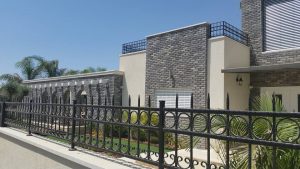 קיר בריקים בגינה