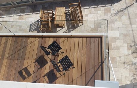 דק איפאה עם ריצוף טרוורטין