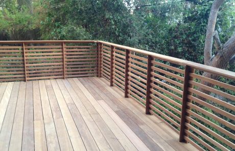 דק קמרו במרפסת בגבעת דאונס חיפה