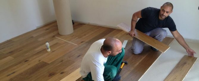 צוות בריק ועץ מתקין פרקטים בבית הלקוח