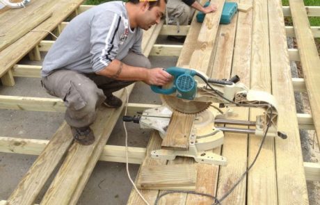 בניית דקים והתקנתם במרחב