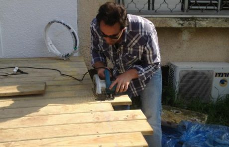 עובדי בריק ועץ בזמן בניית דקים