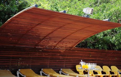 פרויקט הדגל של בריק ועץ 250 מטר של משטח דק מעץ איפאה