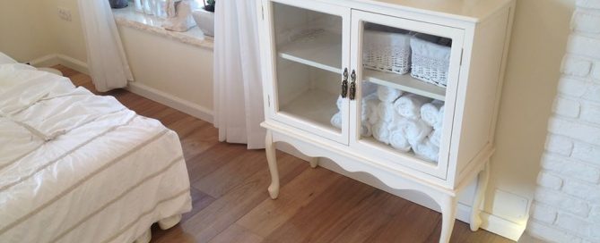 פרקט עץ אלון מולבן מוברש בשילוב בריק לבן