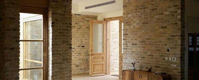 עיצוב עם בריק ועץ בחלל הדירה