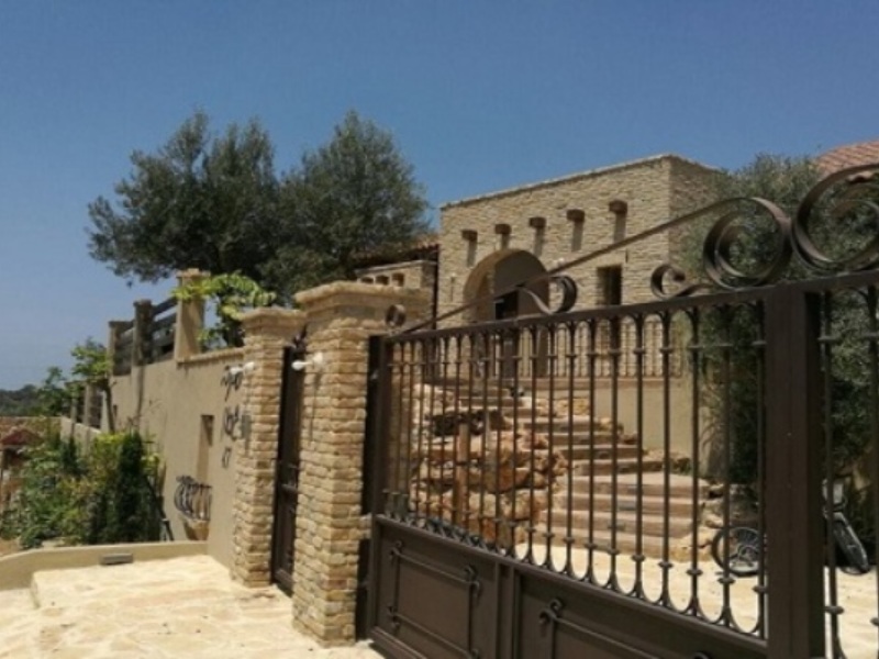 פרויקט חיפוי בריקים חיצוני, חיפוי קיר בריקים במושב עופר - בריק ועץ