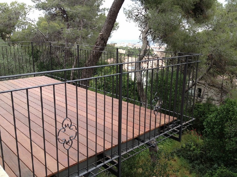 פרויקט מרפסת תלויה בחיפה, התקנת משטח דק קומרו - בריק ועץ