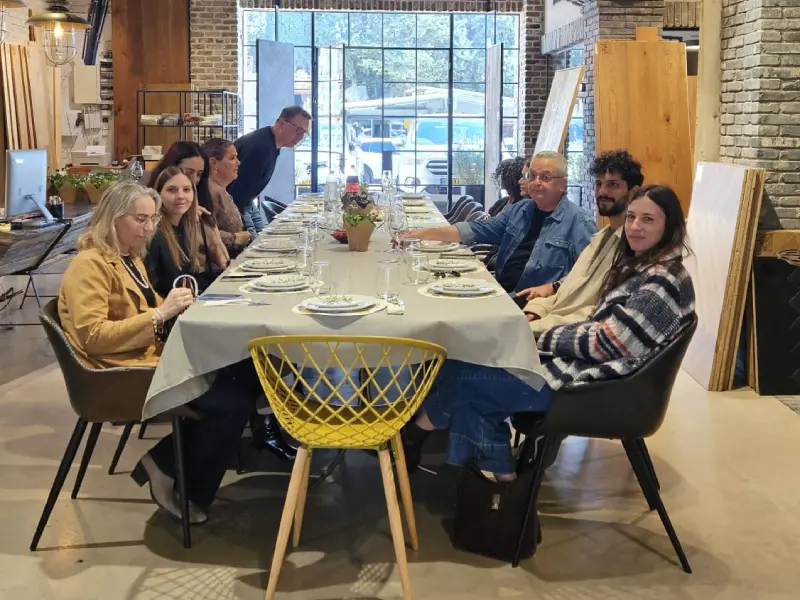 פרי דוידוביץ אדריכלים מבקרים באולם התצוגה של בריק ועץ